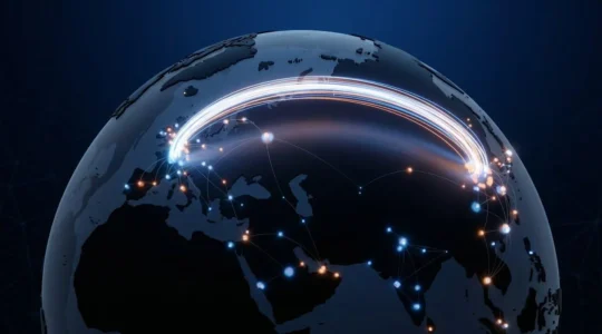 Vue aérienne d'un réseau de connexions lumineuses reliant Paris et Tokyo sur un globe terrestre numérique