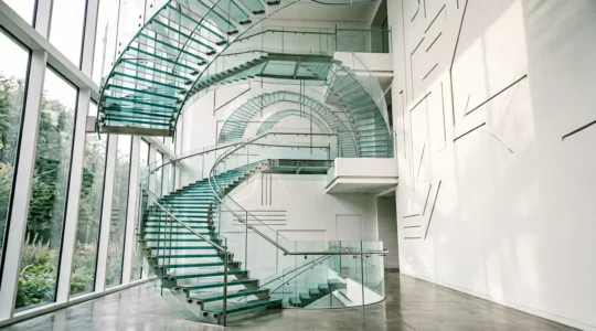 Architecture moderne avec escalier transparent représentant la structure d'URL claire et la navigation intuitive