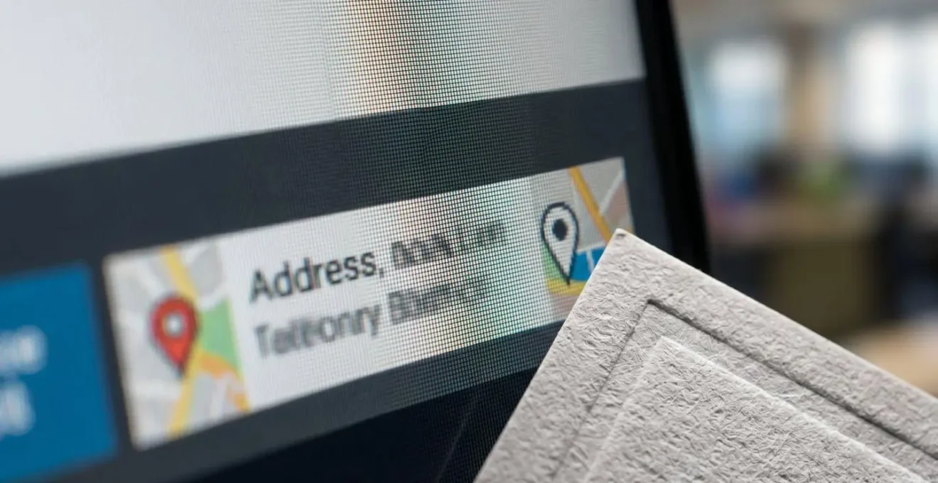 Footer de site web professionnel avec adresse d'entreprise mise en évidence et carte locale intégrée