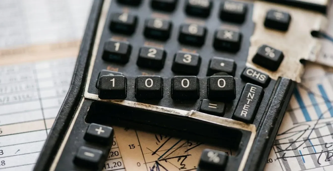 Calculatrice et documents financiers pour analyser le budget SEO de 1000 euros mensuels
