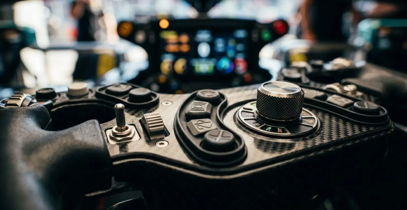 Vue macro d'un volant de course avec détails techniques flous en arrière-plan