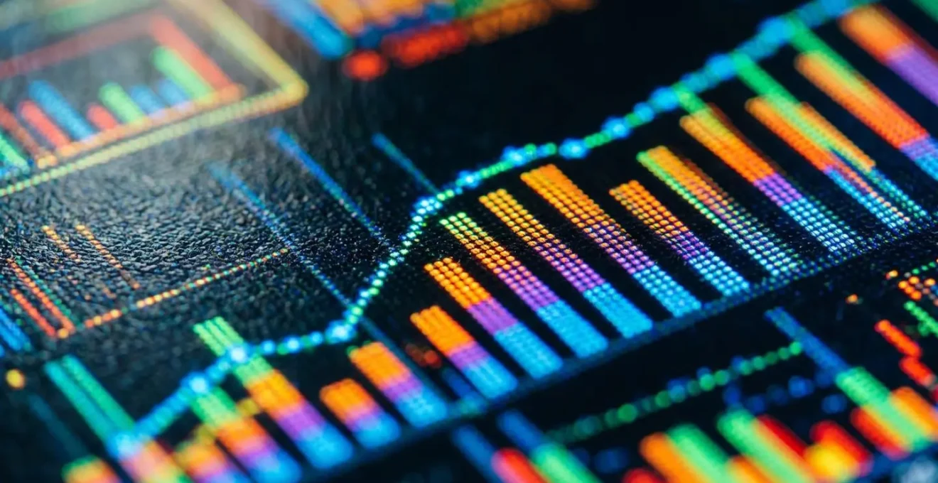 Vue macro d'un écran affichant des graphiques de données colorés, symbolisant l'analyse et la surveillance des mentions de marque.